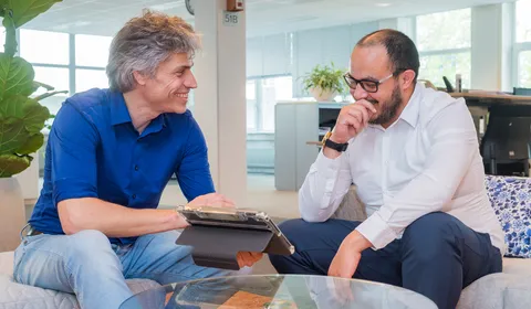 2 unica collega's praten over een scan