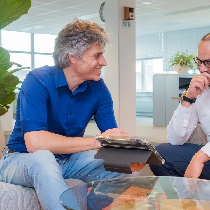 2 unica collega's praten over een scan