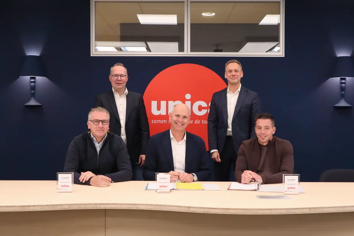 Tekenmoment Niemeijer sluit aan bij Unica, bestuursleden van Unica en Niemeijer aan tafel.