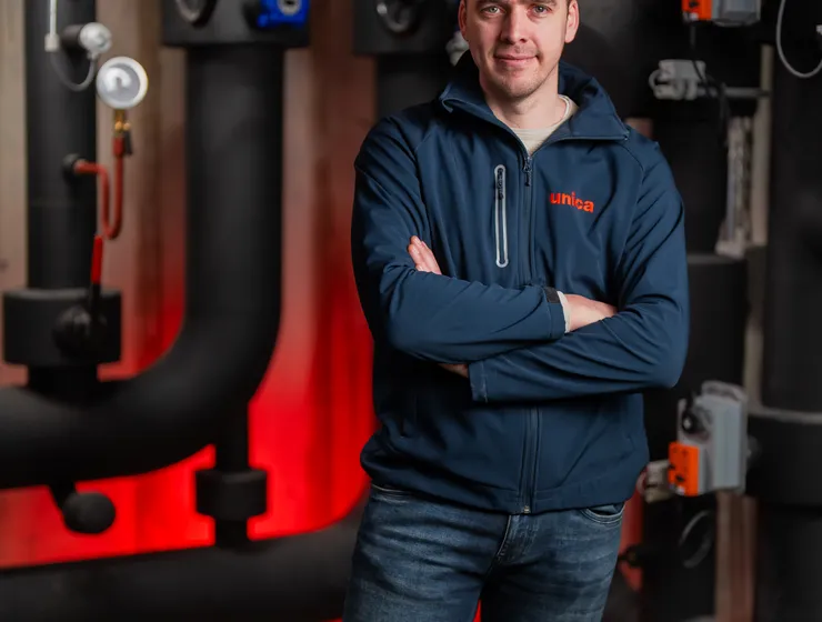 Willem Jan Grootentraast exploitatiemanager bij Unica Energy Solutions staat voor een WKO installatie
