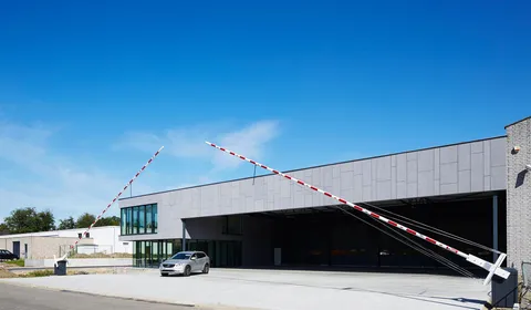 Slagbomen die open gaan