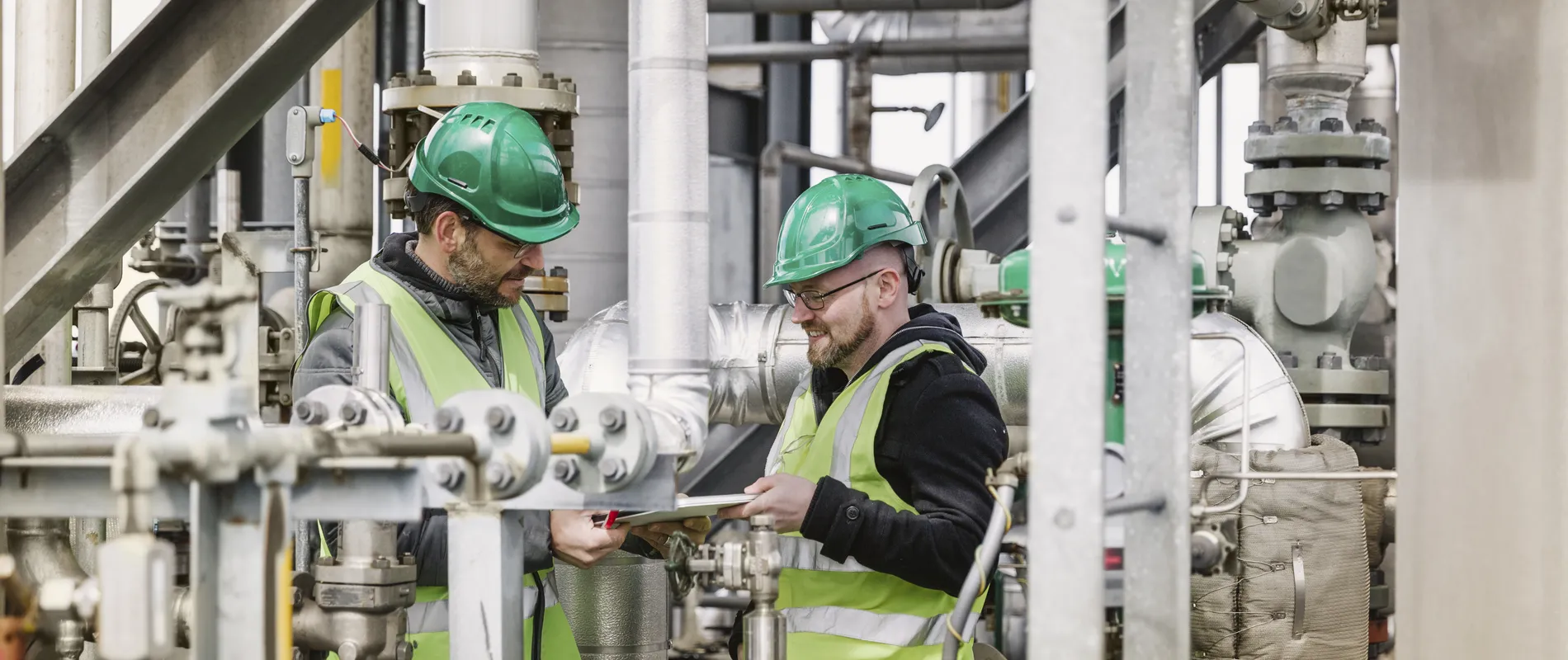 Twee mannen aan het werk binnen de industrie
