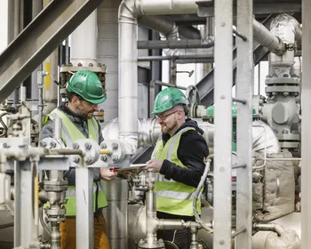 Twee mannen aan het werk binnen de industrie