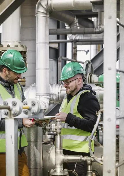 Twee mannen aan het werk binnen de industrie