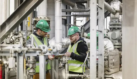Twee mannen aan het werk binnen de industrie