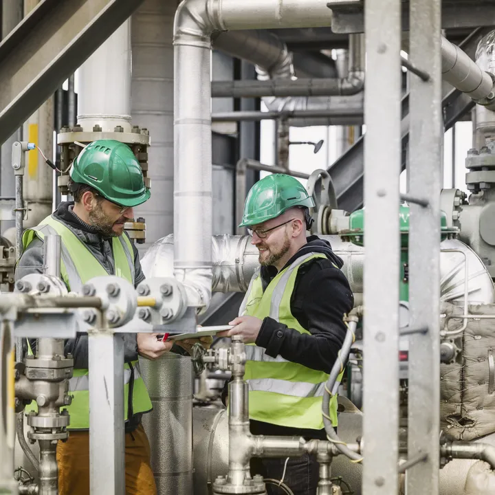 Twee mannen aan het werk binnen de industrie