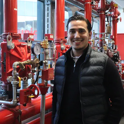 Accountmanager Wally Orlemans die bij installaties van Unica Fire Safety staat