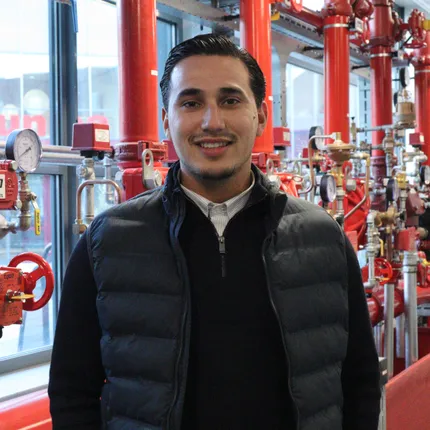 Wally Orlemans, accountmanager bij Unica Fire Suppression, in de technische ruimte tussen sprinklerinstallaties.
