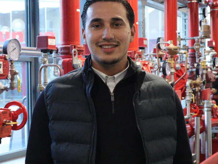 Wally Orlemans, accountmanager bij Unica Fire Suppression, in de technische ruimte tussen sprinklerinstallaties.