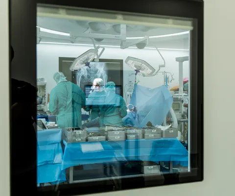 Cleanroom doorkijkvenster naar operatiekamer