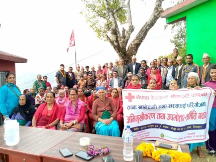 Water User Comité in Thana Parbat voor het Water, Sanitatie en Hygiëne (WASH) Project van de Unica Foundation