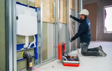 Man bezig met installatie