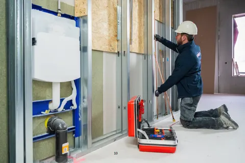 Man bezig met installatie