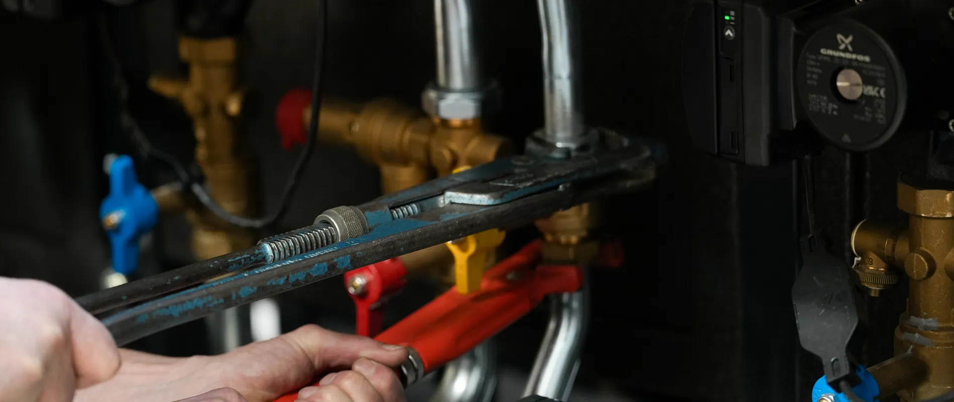 Monteur controleert een warmwaterinstallatie