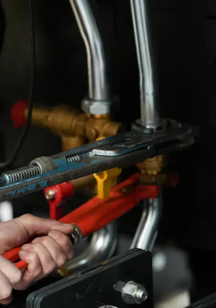 Monteur controleert een warmwaterinstallatie