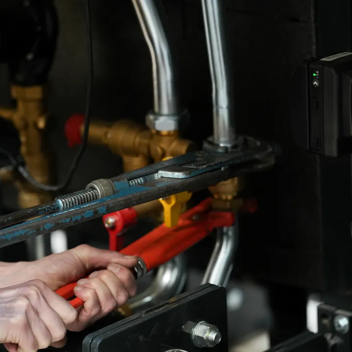 Monteur controleert een warmwaterinstallatie