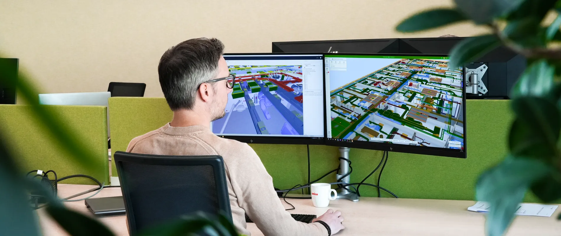 BIM coördinator Walter Burgers werkt achter zijn computer