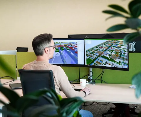 BIM coördinator Walter Burgers werkt achter zijn computer
