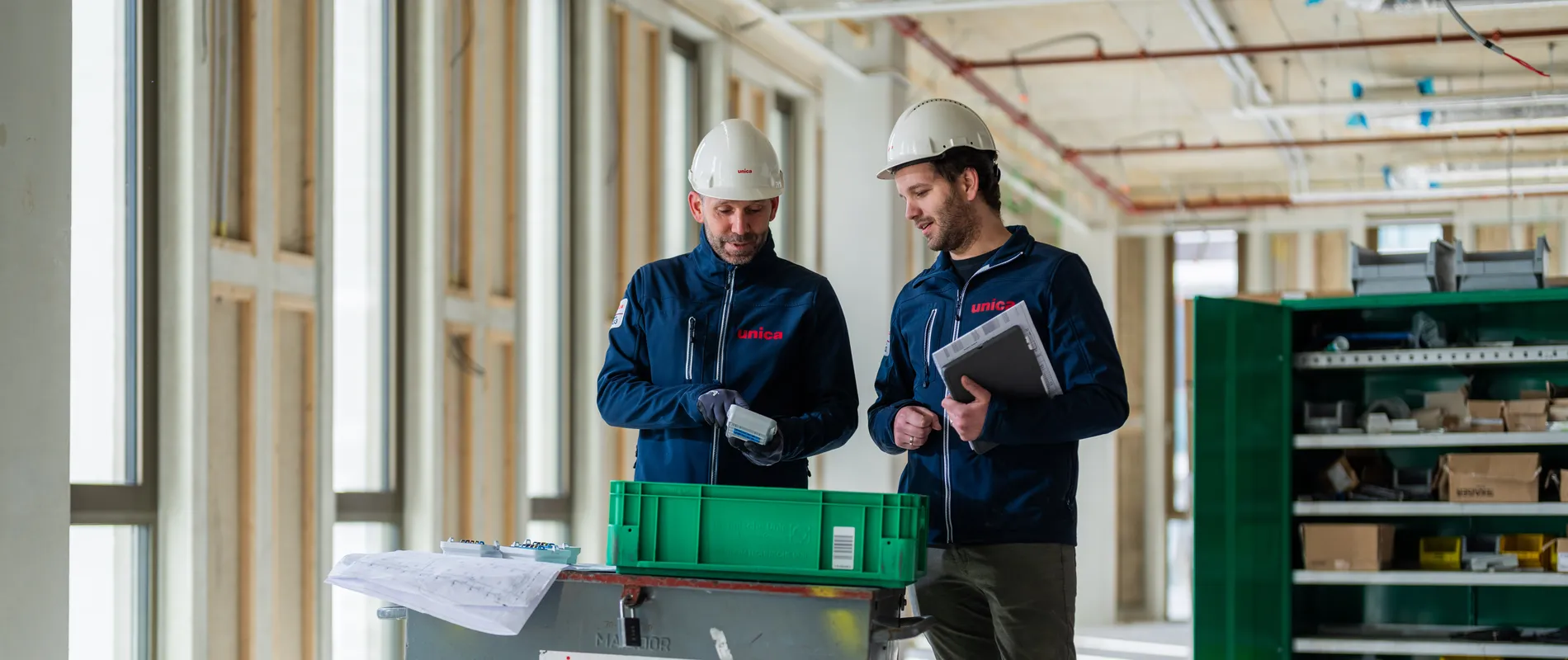 samen-controleren-van-prefabriceerde-elektradozen