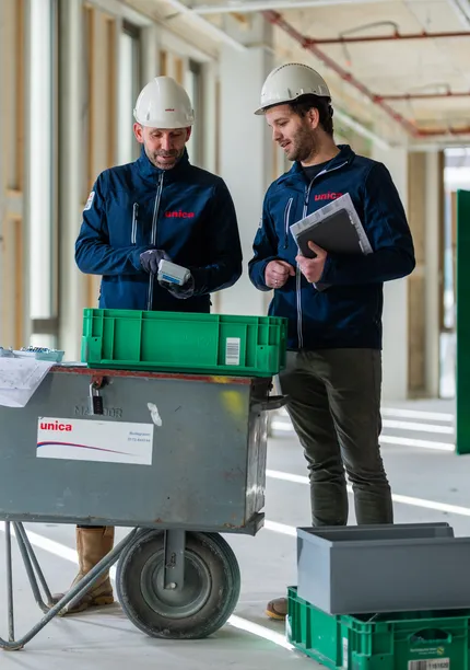 samen-controleren-van-prefabriceerde-elektradozen