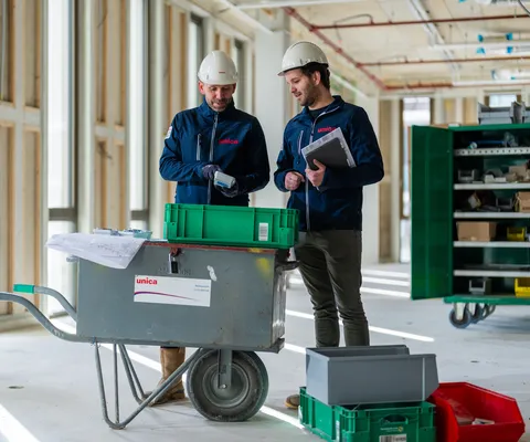 samen-controleren-van-prefabriceerde-elektradozen