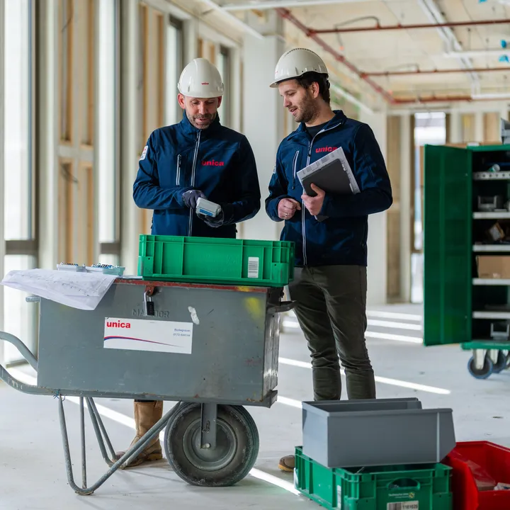 samen-controleren-van-prefabriceerde-elektradozen