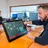 Unica-medewerker test SCADA/HMI interface op een touchpanel voor industriële automatisering.