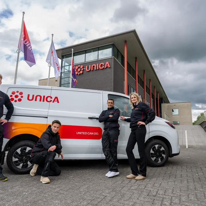 Unica_nieuwe merkuitstraling hoofdkantoor Hoevelaken - bedrijfskleding - EV servicebus-16