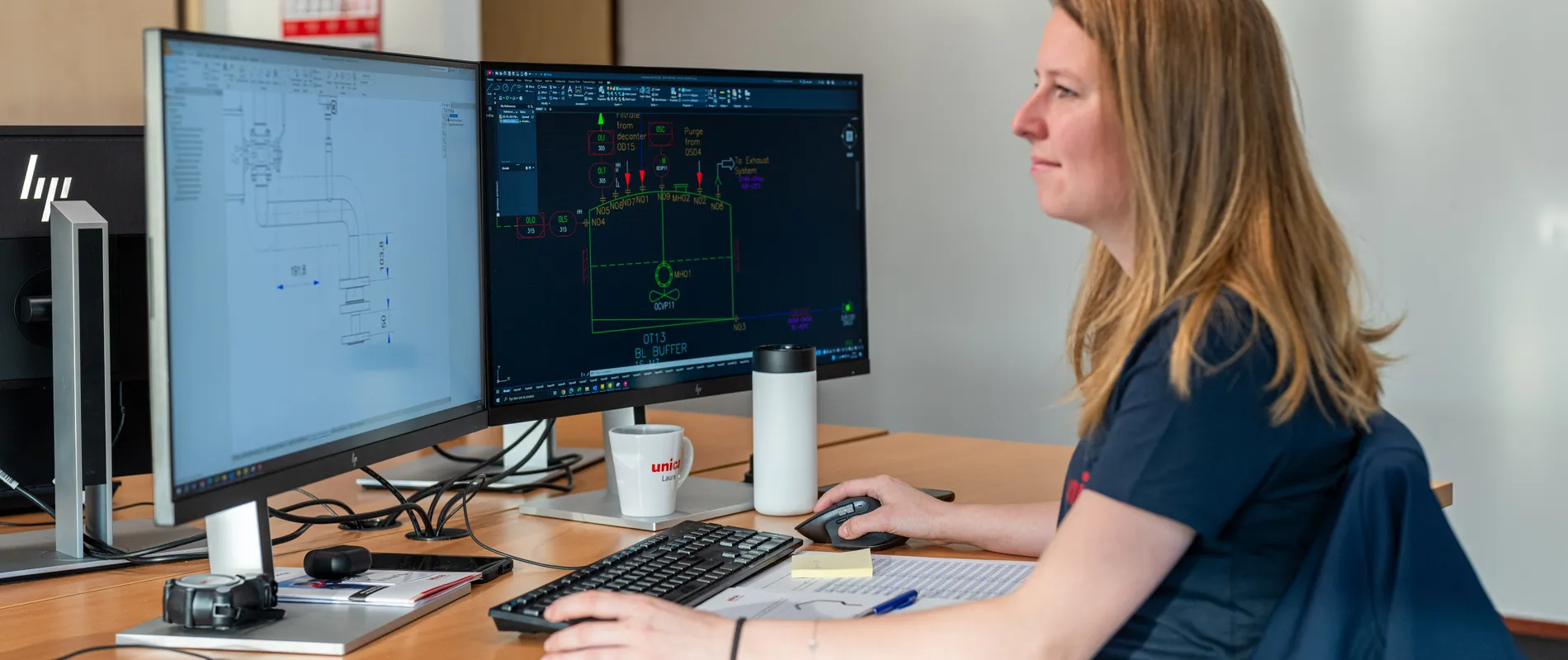 Engineer van Unica ontwerpt een leidingschema en procesinstallatie in CAD-software.