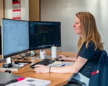 Engineer van Unica ontwerpt een leidingschema en procesinstallatie in CAD-software.