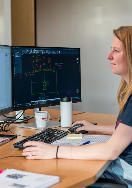 Engineer van Unica ontwerpt een leidingschema en procesinstallatie in CAD-software.