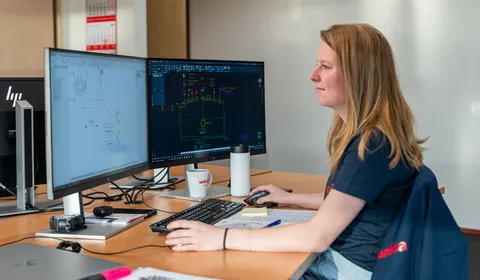 Engineer van Unica ontwerpt een leidingschema en procesinstallatie in CAD-software.