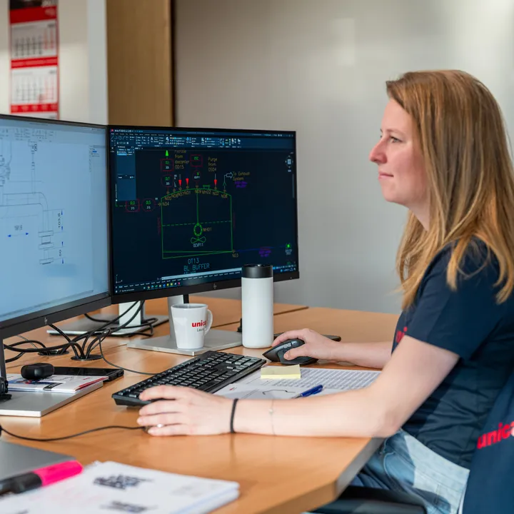 Engineer van Unica ontwerpt een leidingschema en procesinstallatie in CAD-software.