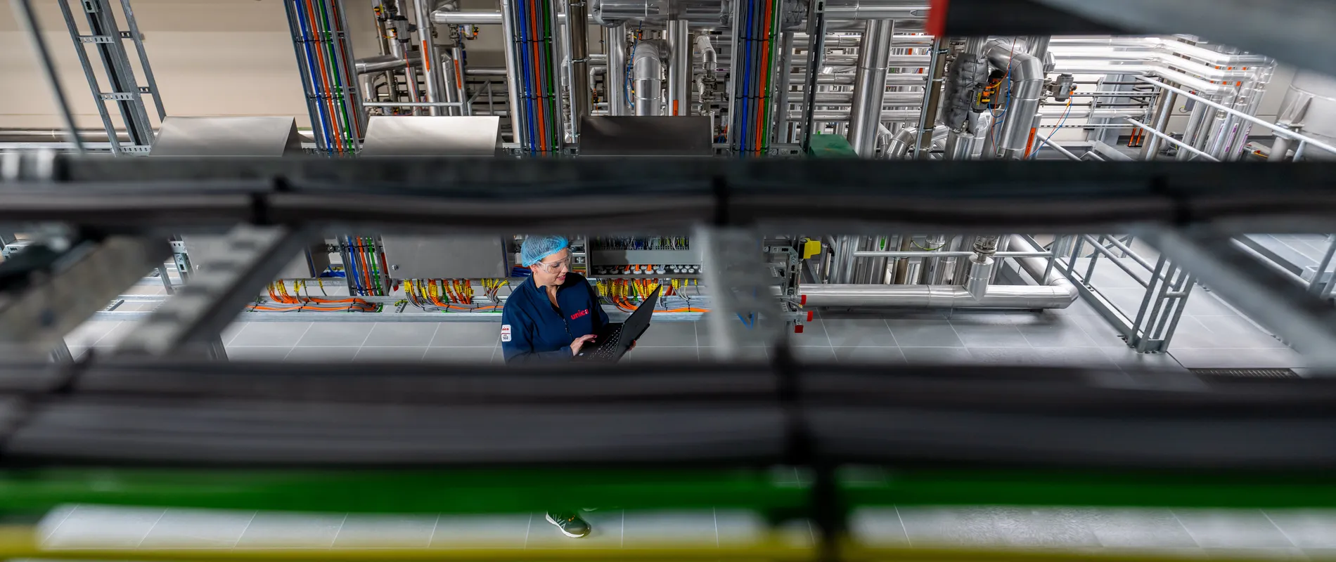 Overzicht van industriële ruimte met kabelgoten en Unica-technica in controlepositie