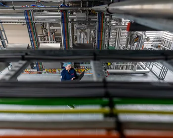 Overzicht van industriële ruimte met kabelgoten en Unica-technica in controlepositie