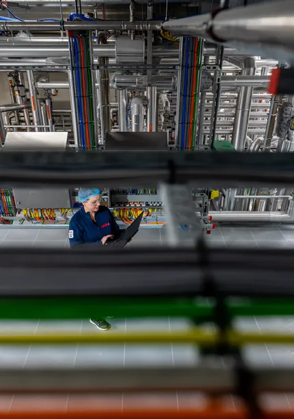 Overzicht van industriële ruimte met kabelgoten en Unica-technica in controlepositie