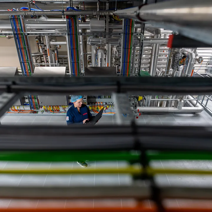 Overzicht van industriële ruimte met kabelgoten en Unica-technica in controlepositie