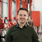 Portret van Raycko van Hummel bij een brandveiligheidsinstallatie
