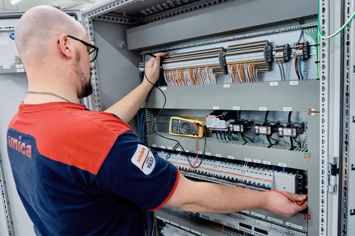 Medewerker van Unica test een regelkast