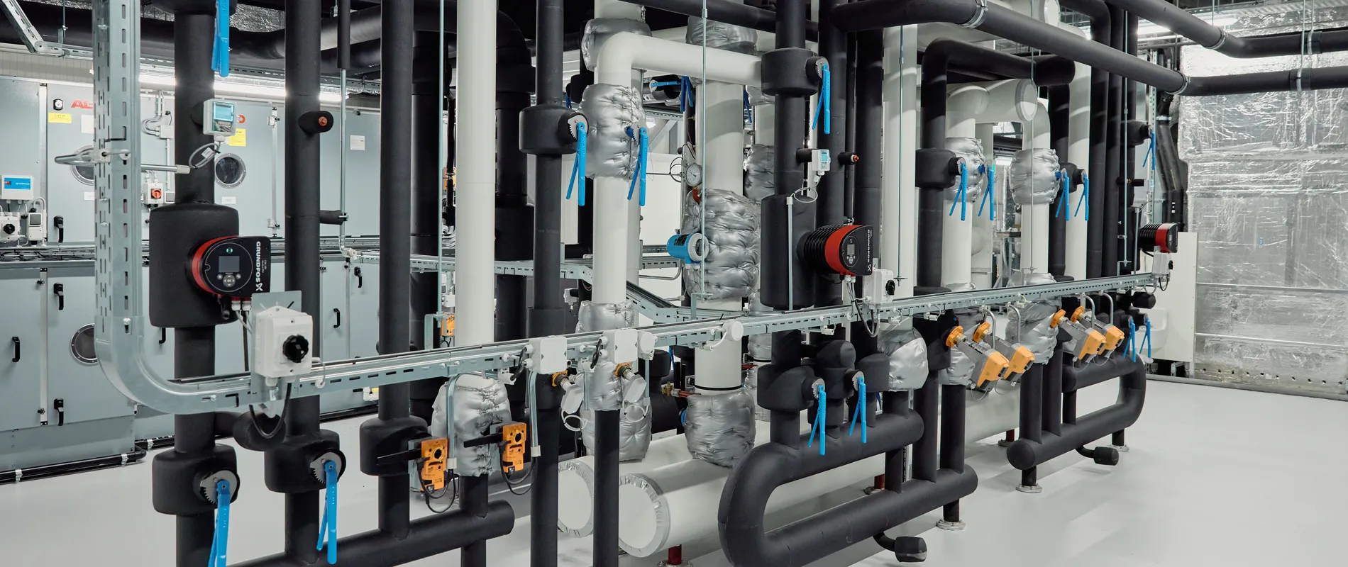 Regeltechnische installatie in technische ruimte