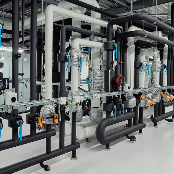 Regeltechnische installatie in technische ruimte