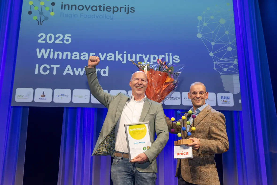 Edwin Koers en Dik Geelen van Unica nemen juigend de innovatieprijs in ontvangst tijdens Regio Foodvalley 2025