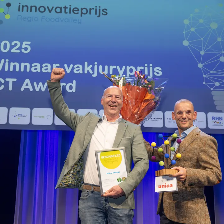 Edwin Koers en Dik Geelen van Unica nemen juigend de innovatieprijs in ontvangst tijdens Regio Foodvalley 2025