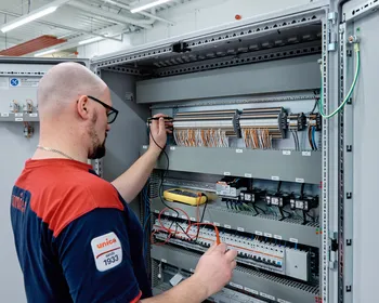 Medewerker van Unica test een regelkast