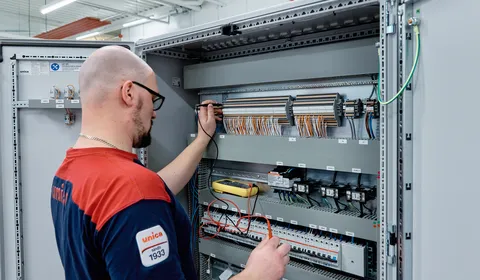 Medewerker van Unica test een regelkast
