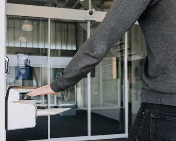 Hand onder sensor
