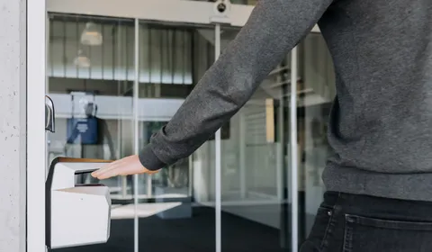 Hand onder sensor