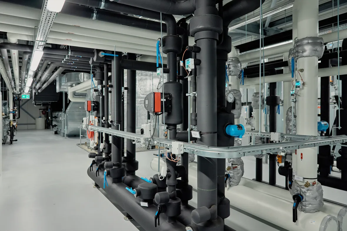 Regeltechnische installatie in technische ruimte