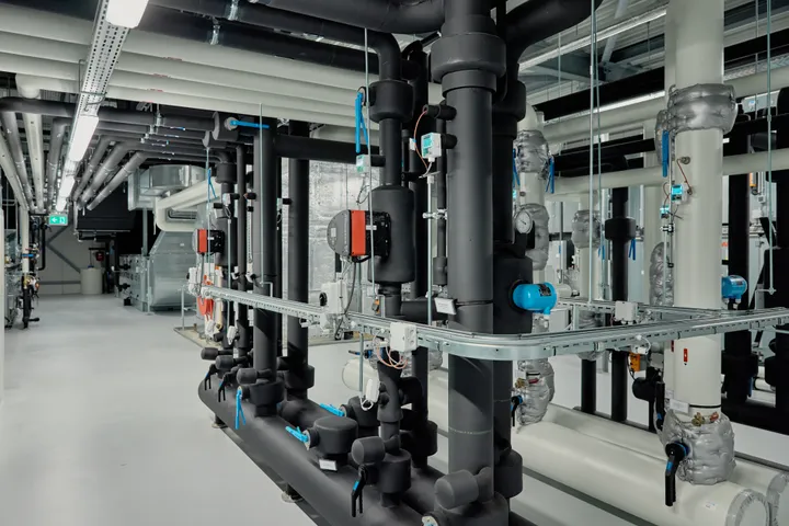 Regeltechnische installatie in technische ruimte