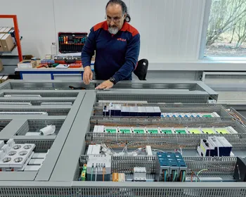 Medewerker van Unica werkt aan een regelkast